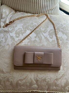 7026. Prada Cammeo Saffiano Leather Bow wallet w/ removable chain for crossbody.